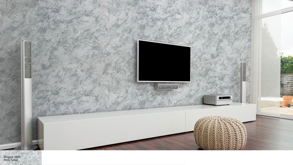 Ściana za telewizorem pokryta farbą strukturalną Perla Sabbia Magnat Style