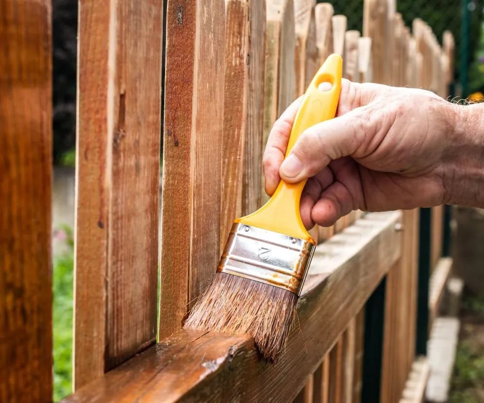 Czy można malować lakierobejcą na impregnat? Sprawdź, zanim zaczniesz!