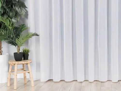 Jakie firanki do salonu? Odkryj idealne tkaniny i wzory dla Ciebie