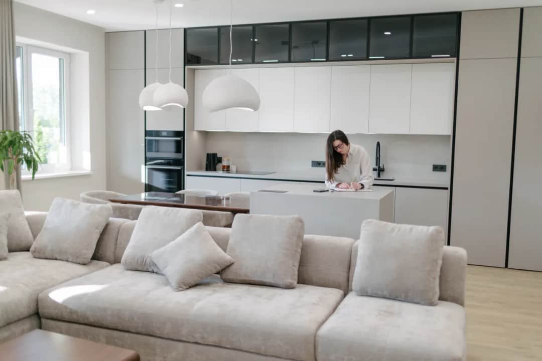 Jaką farbę do salonu z aneksem wybrać, by uniknąć błędów?