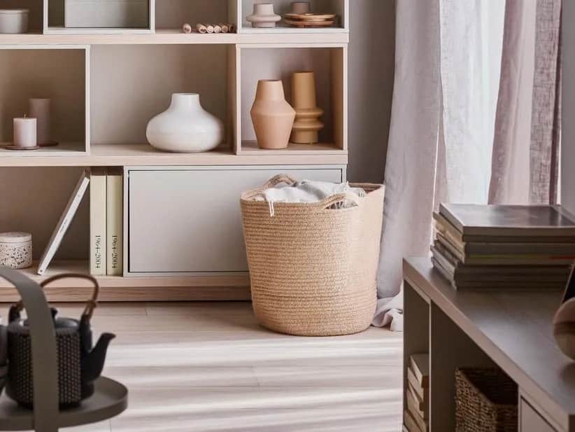 Co postawić w rogu salonu, aby stworzyć przytulną przestrzeń?