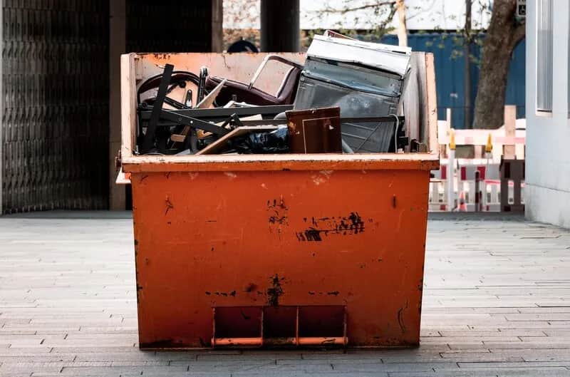 Czy można wyrzucić stare meble na śmietnik? Sprawdź zasady i opcje