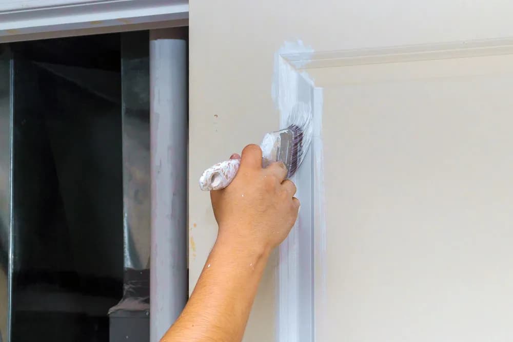 Ile kosztuje malowanie drzwi w mieszkaniu? Sprawdź ceny i porady